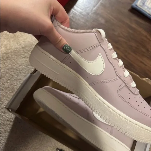 Nike women’s Air Force 1 - Picture 2 of 4